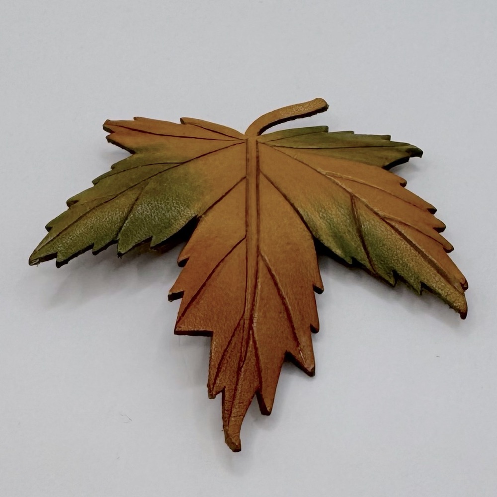 VINTAGE 1960s Tooled Leather Maple Leaf Brooch SIGNED - Picture 4 of 10